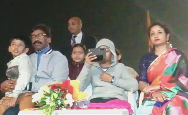 CM हेमंत सोरेन ने पत्नी कल्पना के साथ की काशी विश्वनाथ मंदिर में पूजा, गंगा आरती में भी हुए शामिल