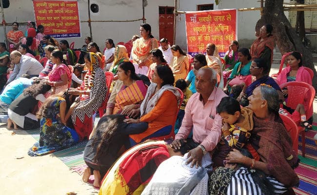 Ranchi : डोरंडा में Valentine Day पर बच्चों ने माता-पिता की पूजा की