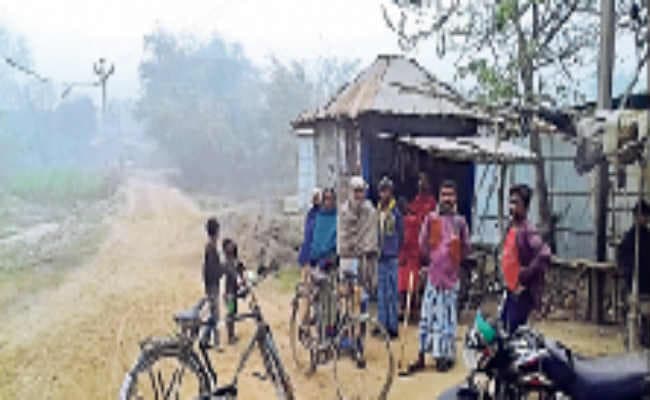 विकास के दावे डम्हेली में चिढ़ा रहे मुंह, सड़क के लिए तरस रहें ग्रामीण