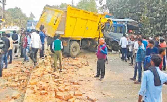 डंपर-बस में टक्कर, आठ  जख्मी