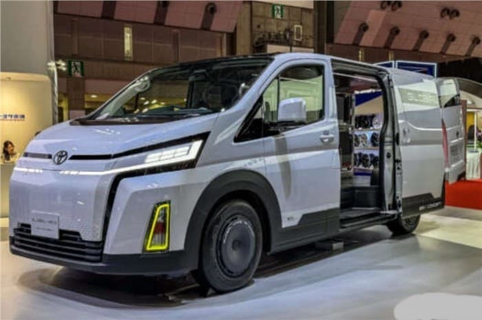 TOYOTA की ये 10 सीटों वाली इलेक्ट्रिक MPV मार्केट में करेगी राज, सिंगल चार्ज में देती है 300km का रेंज!