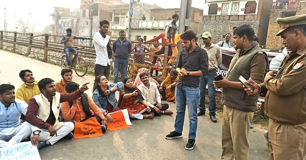 सनबीम स्कूल प्रबंधन के खिलाफ राजनीतिक दलों का हल्ला बोल, बिटिया से अन्याय पर कार्रवाई की मांग