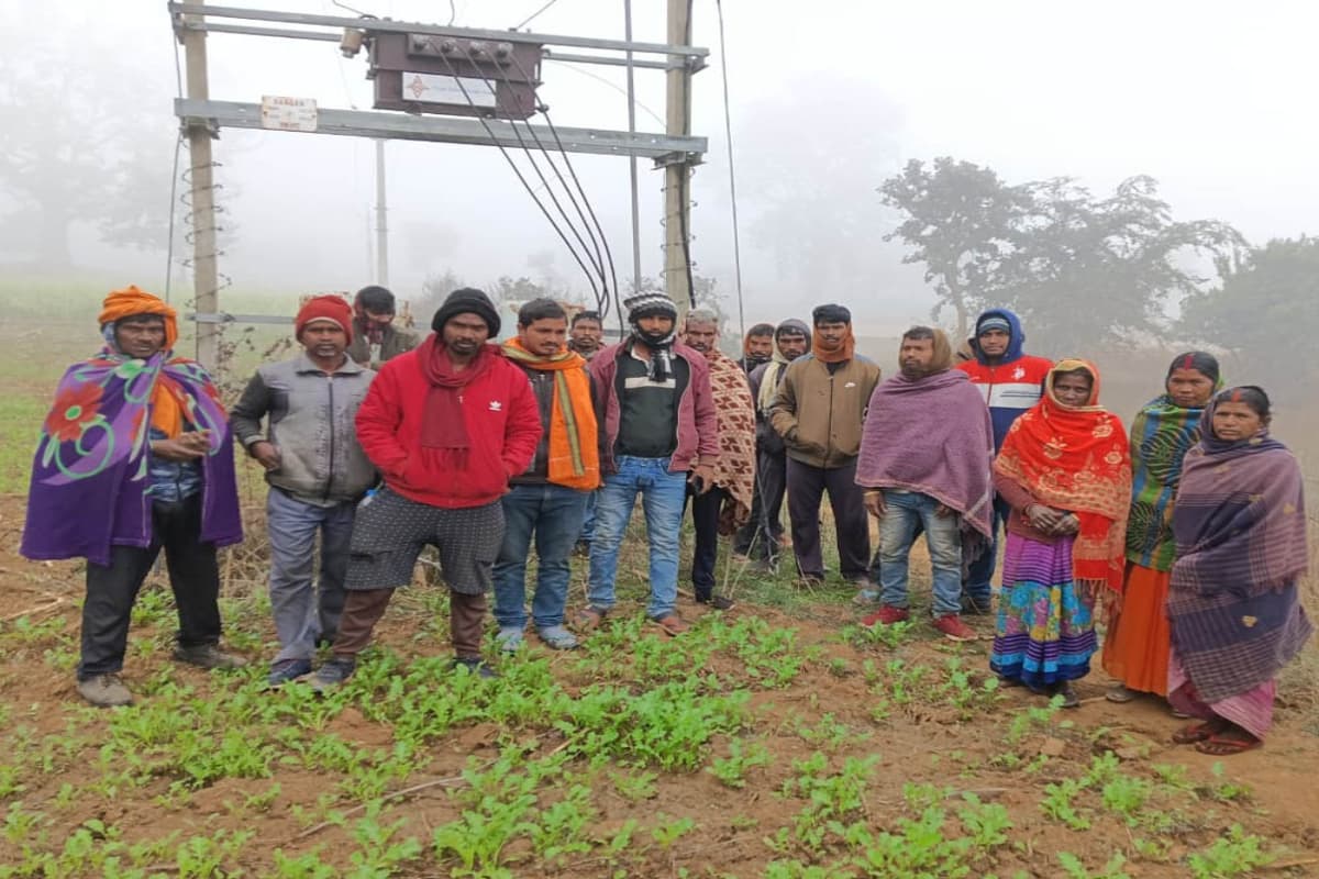 चतरा: तिलरा गांव में चार महीने से बिजली ठप, अंधेरे में रहने को विवश हैं लोग