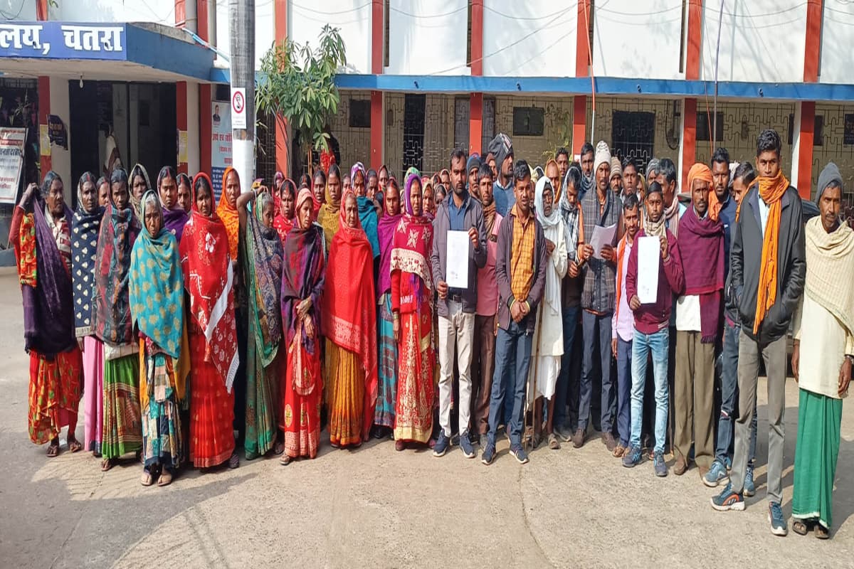 चतरा: कार्डधारियों को सात माह से नहीं मिल रहा हैं राशन, जनता दरबार में पदाधिकारी नहीं मिलने से लौटे मायूस