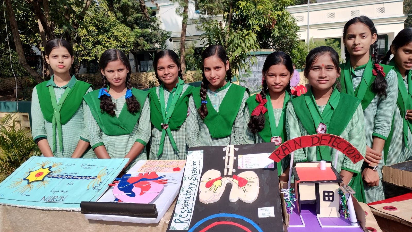 गिरिडीह : विज्ञान प्रदर्शनी में छात्राओं ने पेश किये एक से बढ़कर एक मॉडल