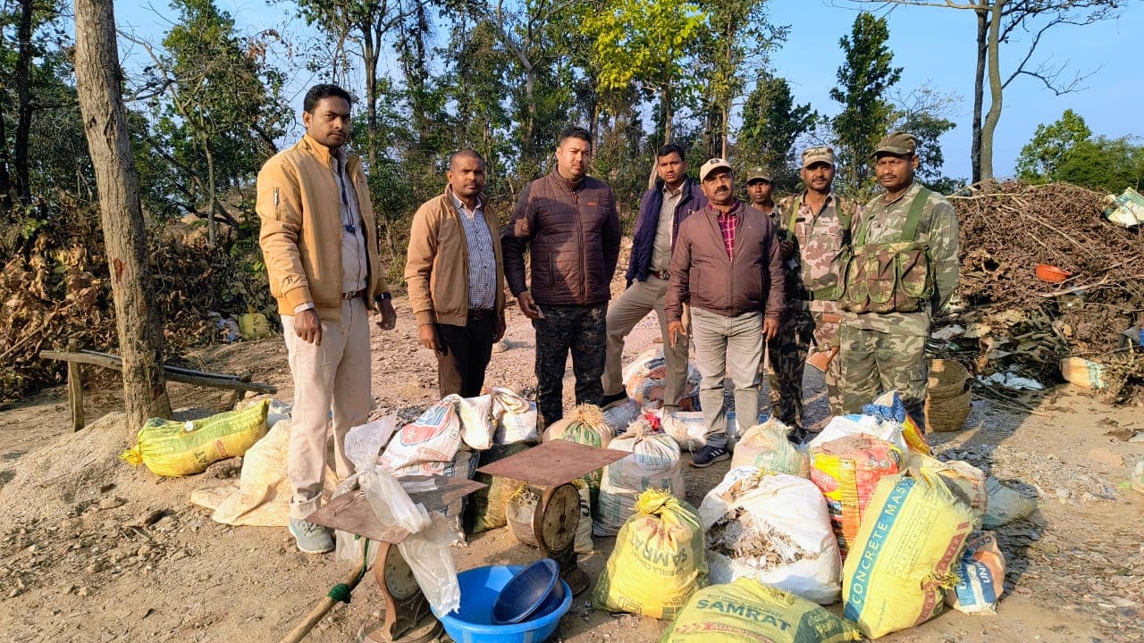 गिरिडीह : अवैध माइका खनन के खिलाफ चला अभियान, पुलिस ने गिट्टी लदे ट्रक को किया जब्त