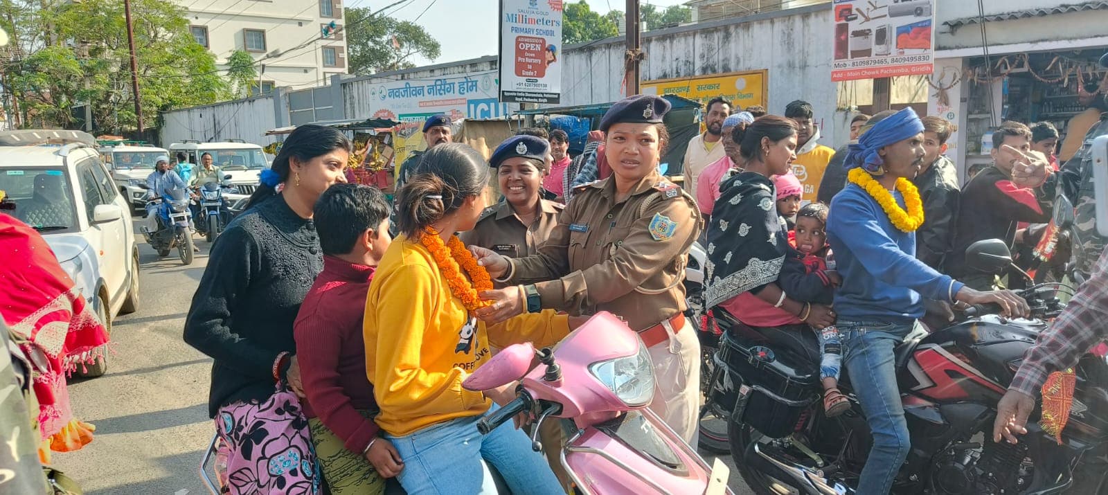गिरिडीह : बिना हेलमेट बाइक चलाने वाले को माला पहनाकर किया सम्मानित, सड़क सुरक्षा को लेकर चला विशेष अभियान