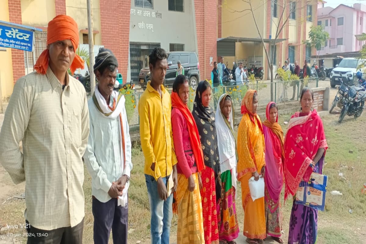 पलामू: रोजगार सेवक ने अंगूठा लगवा निकाल ली राशि, लाभुकों ने बीडीओ से की शिकायत