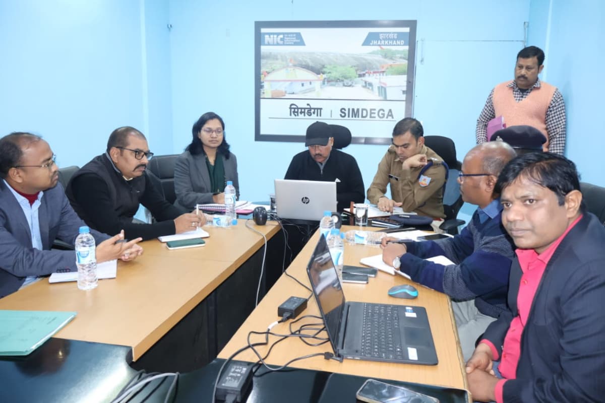 सिमडेगा: सोशल मीडिया पर नजर रखें अधिकारी, उपायुक्त ने अधिकारियों के साथ बैठक कर दिये दिशा-निर्देश