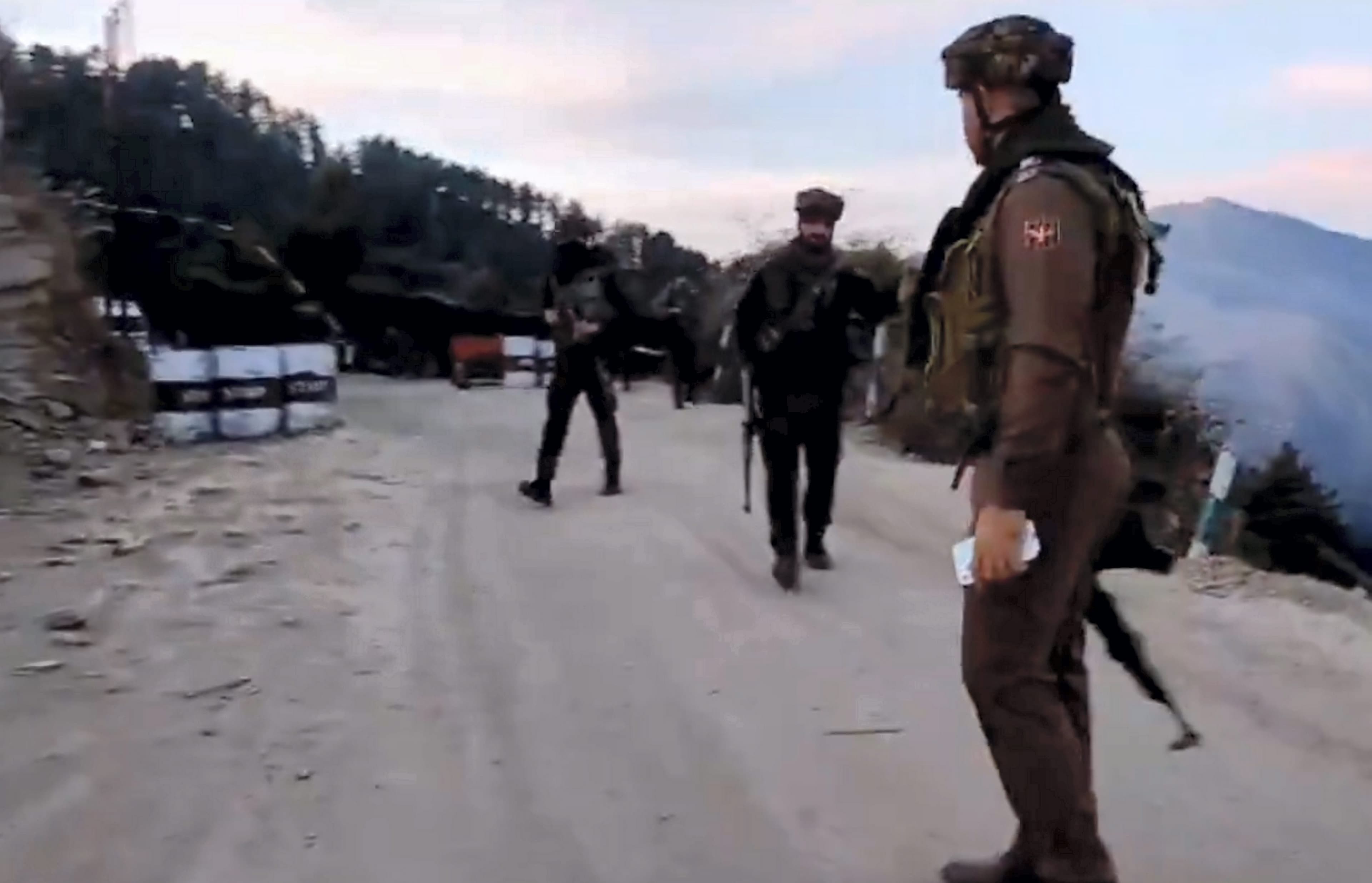 Jammu Kashmir: आतंकियों के हमले के बाद जवानों ने चलाया तलाशी अभियान