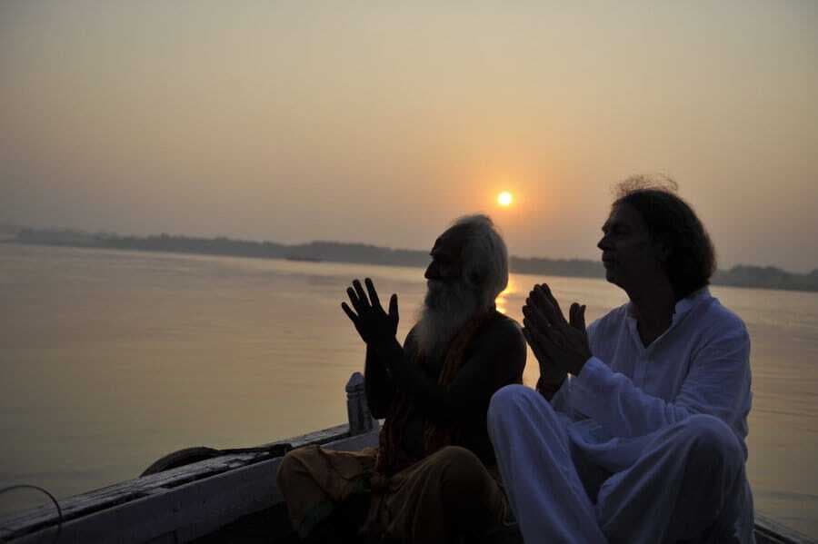 काशी में नवरात्रि मना रहे जर्मन राजदूत वॉल्टर, ट्विटर पर शेयर की शहर बनारस और घाट गंगा की कहानी