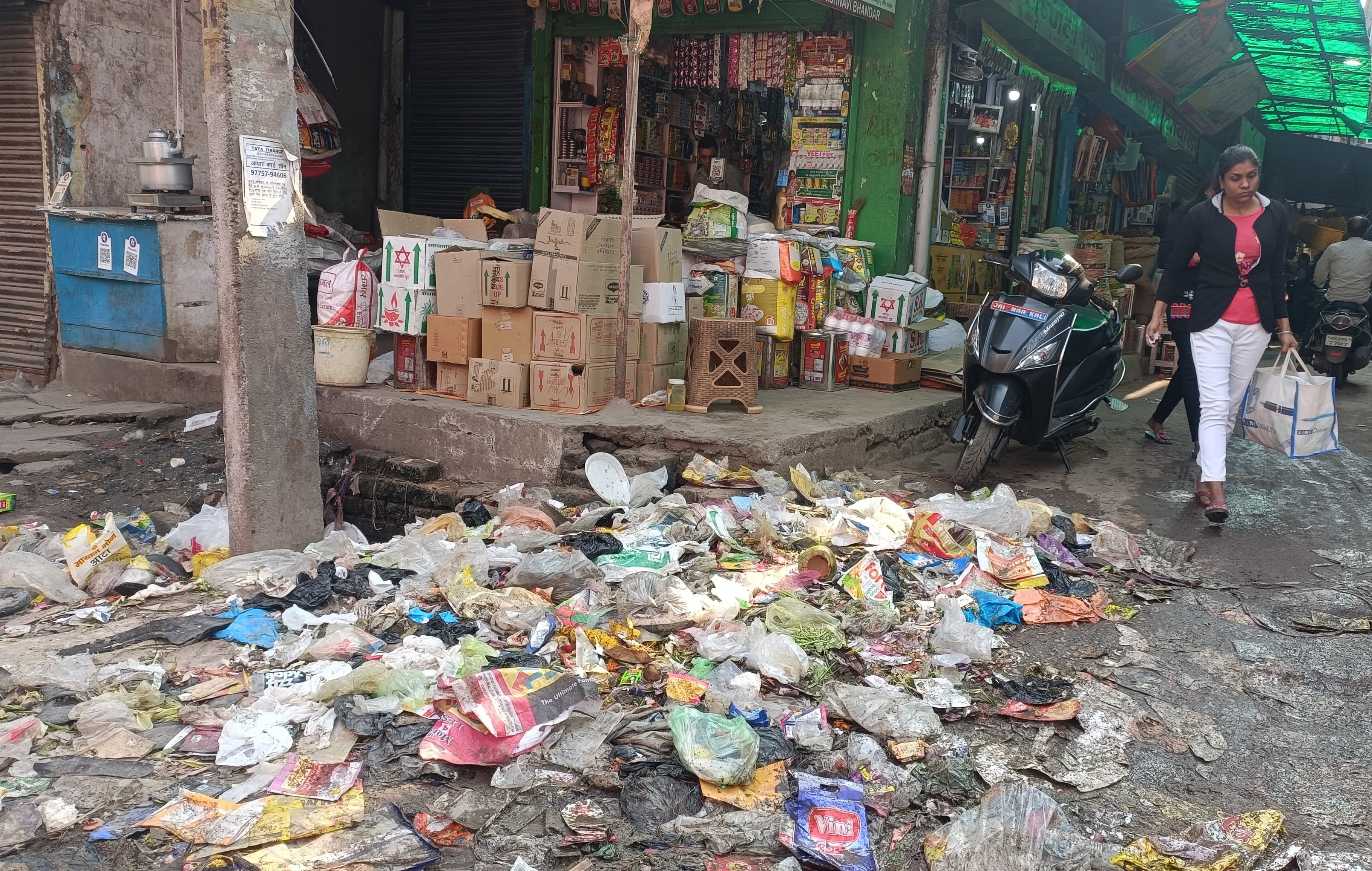 बोकारो : जगह-जगह लगा गंदगी का अंबार, नालियां हुई जाम