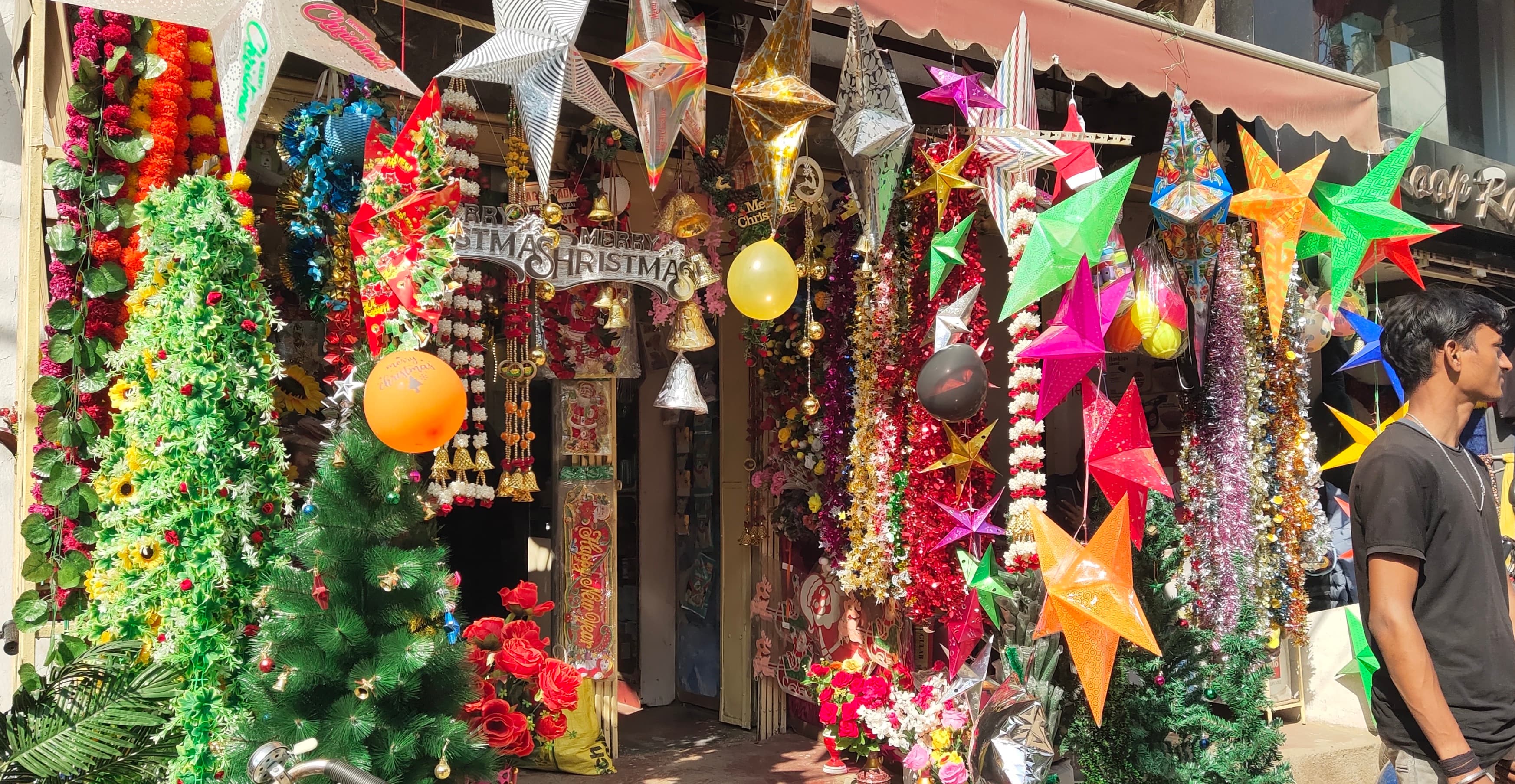 क्रिसमस केक और सांता क्लॉज से सजीं दुकानें, खरीदारी शुरू