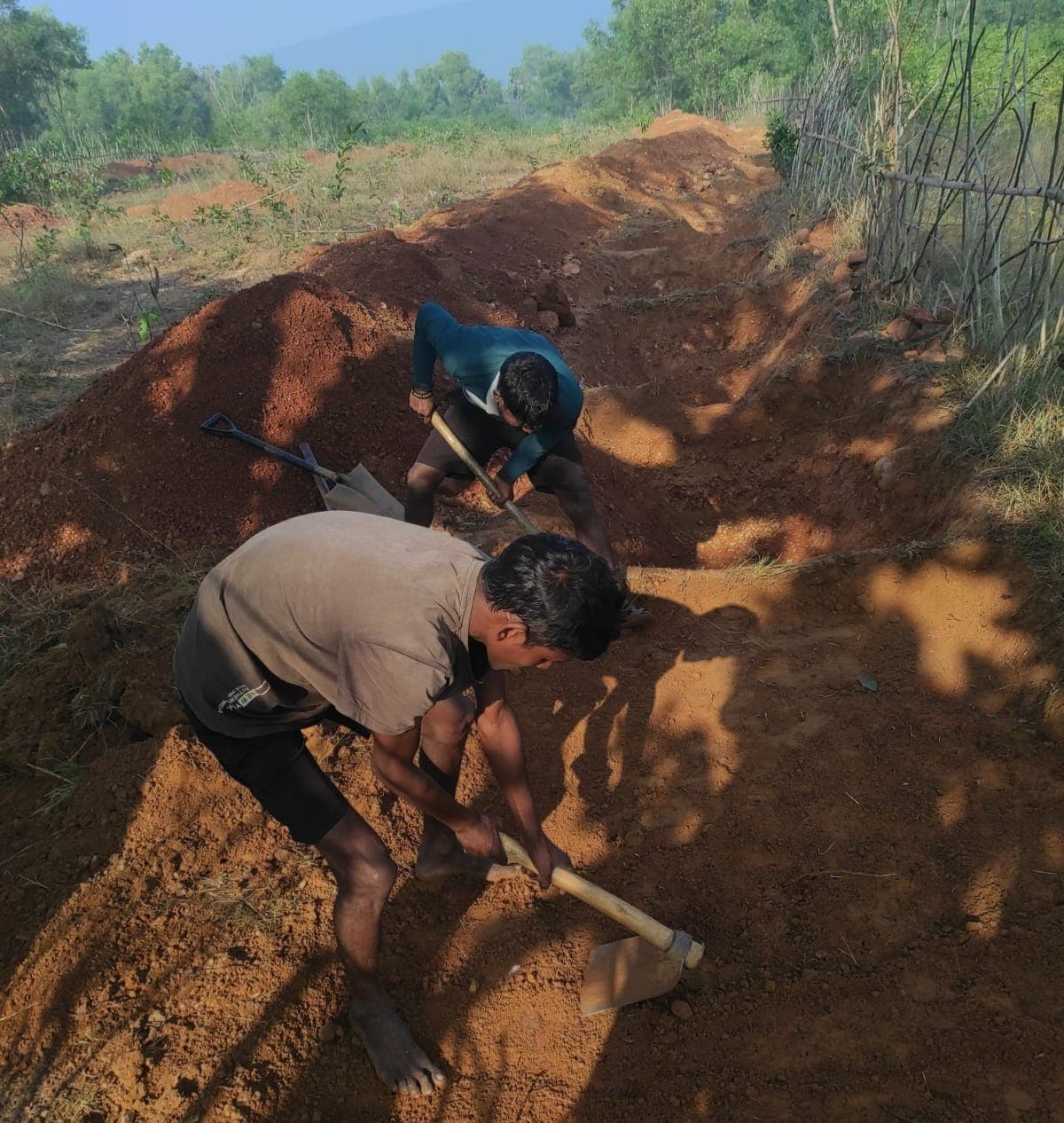 घाटशिला : मनरेगा में 1250 से घटकर रह गये 450 मजदूर, दो माह के 30 लाख व वेंडर के 70 लाख बकाया