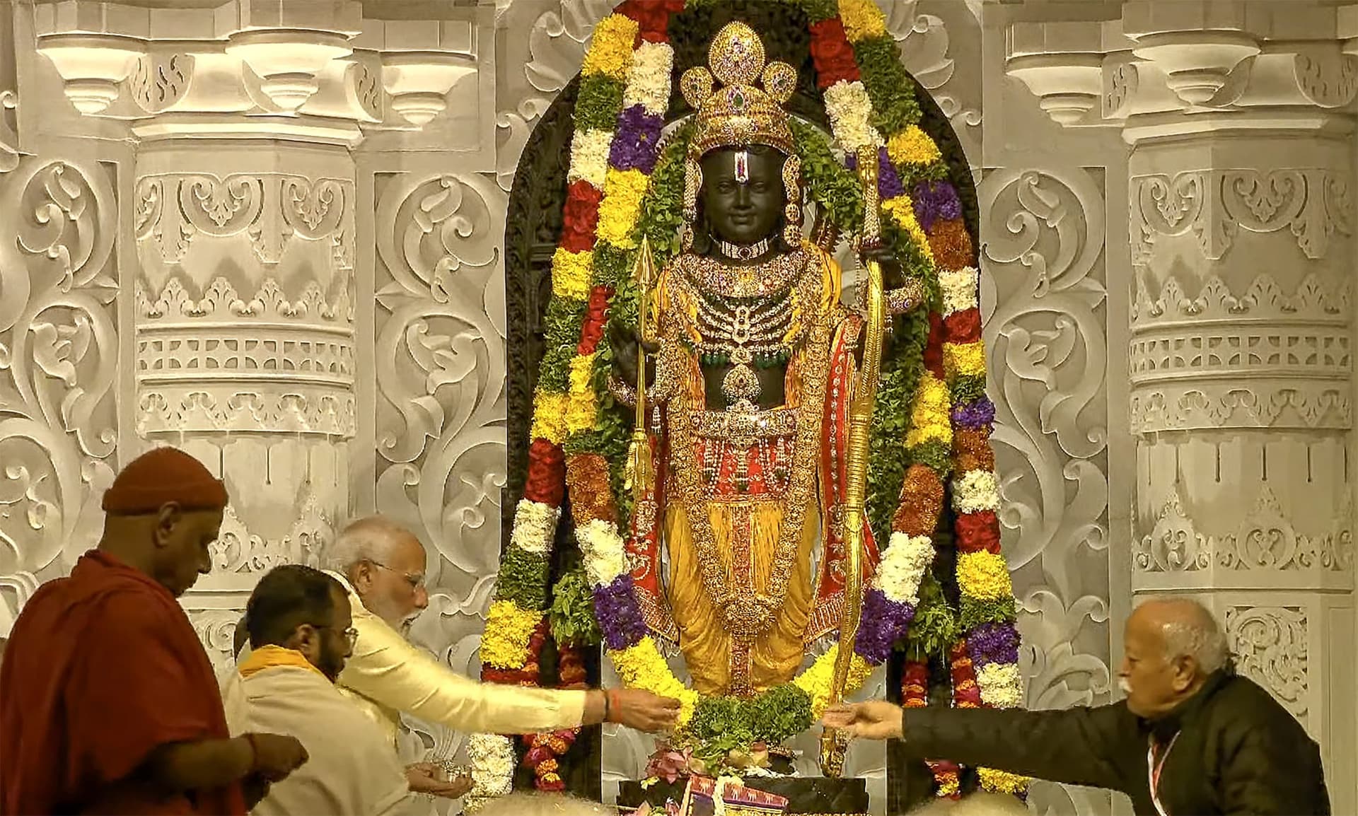 Ayodhya Ram Mandir: शीश पर मुकुट, कुंडल...रामलला ने धारण किए ये दिव्य आभूषण, जानें क्या है खासियत