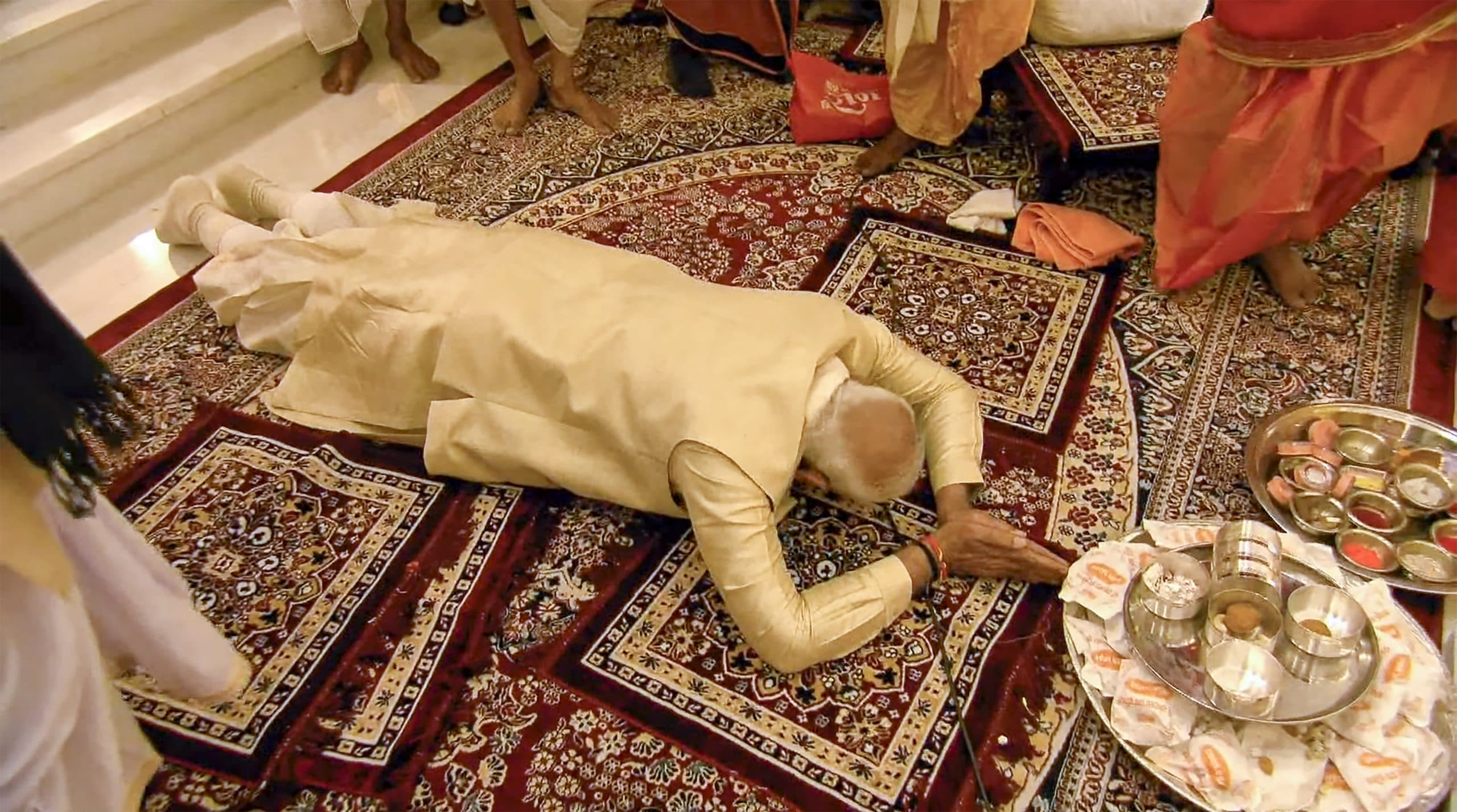 PHOTOS: प्राण-प्रतिष्ठा के बाद पीएम मोदी ने रामलला को किया दंडवत प्रणाम, देखें समारोह की भव्य तस्वीरें