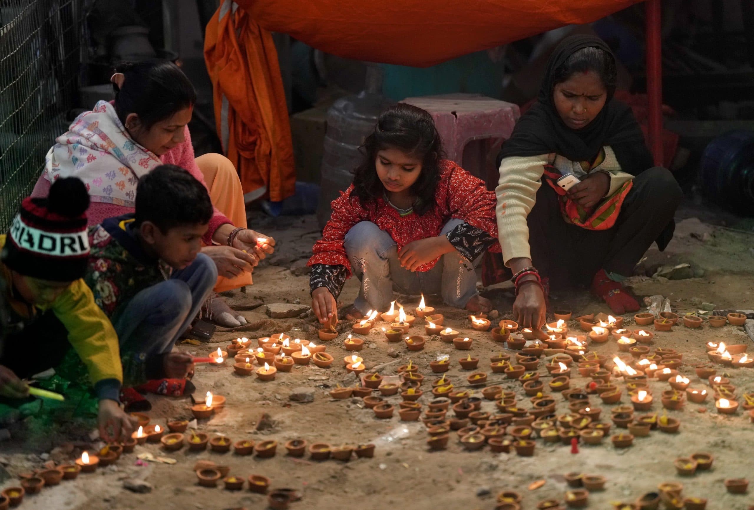 Video: धनबाद में दीये, भगवा झंडे और फूल की किल्लत