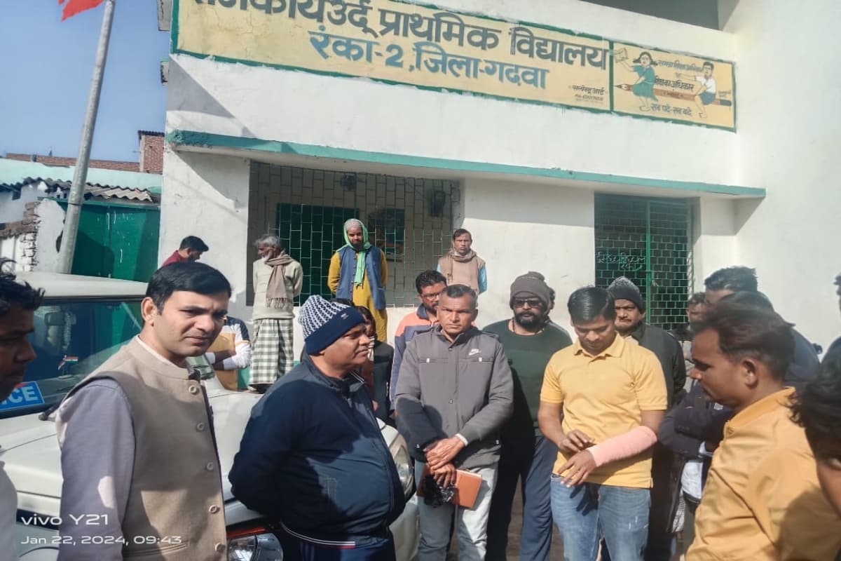 गढ़वा: भगवा झंडे को नाली में फेंके जाने पर आक्रोश, प्रशासन ने मामला शांत कराया