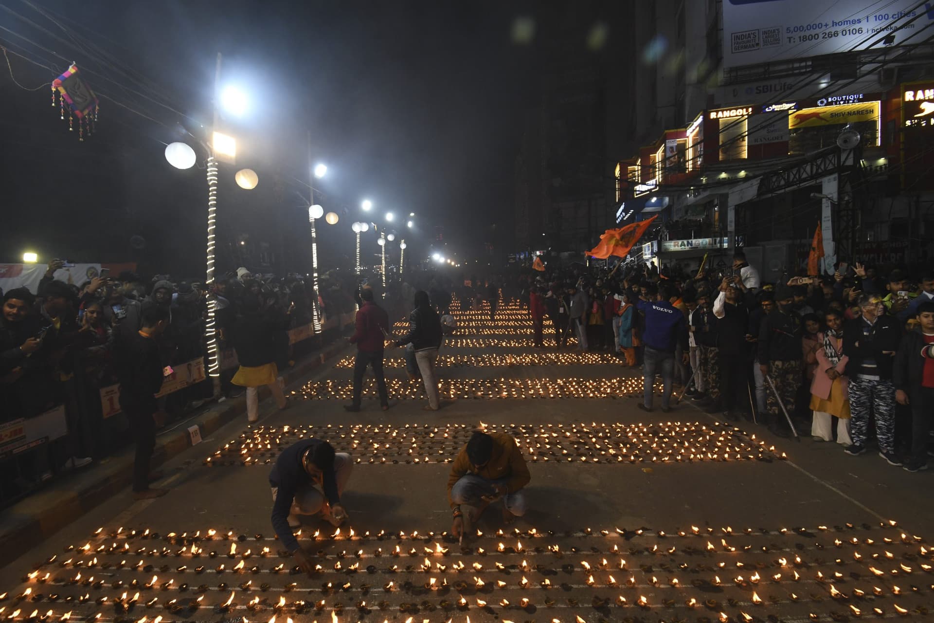 51 हजार दीपों से जगमगाया पटना का डाकबंगला चौराहा, प्राण-प्रतिष्ठा के बाद सड़कों पर उमड़े जनसैलाब की देखें फोटो