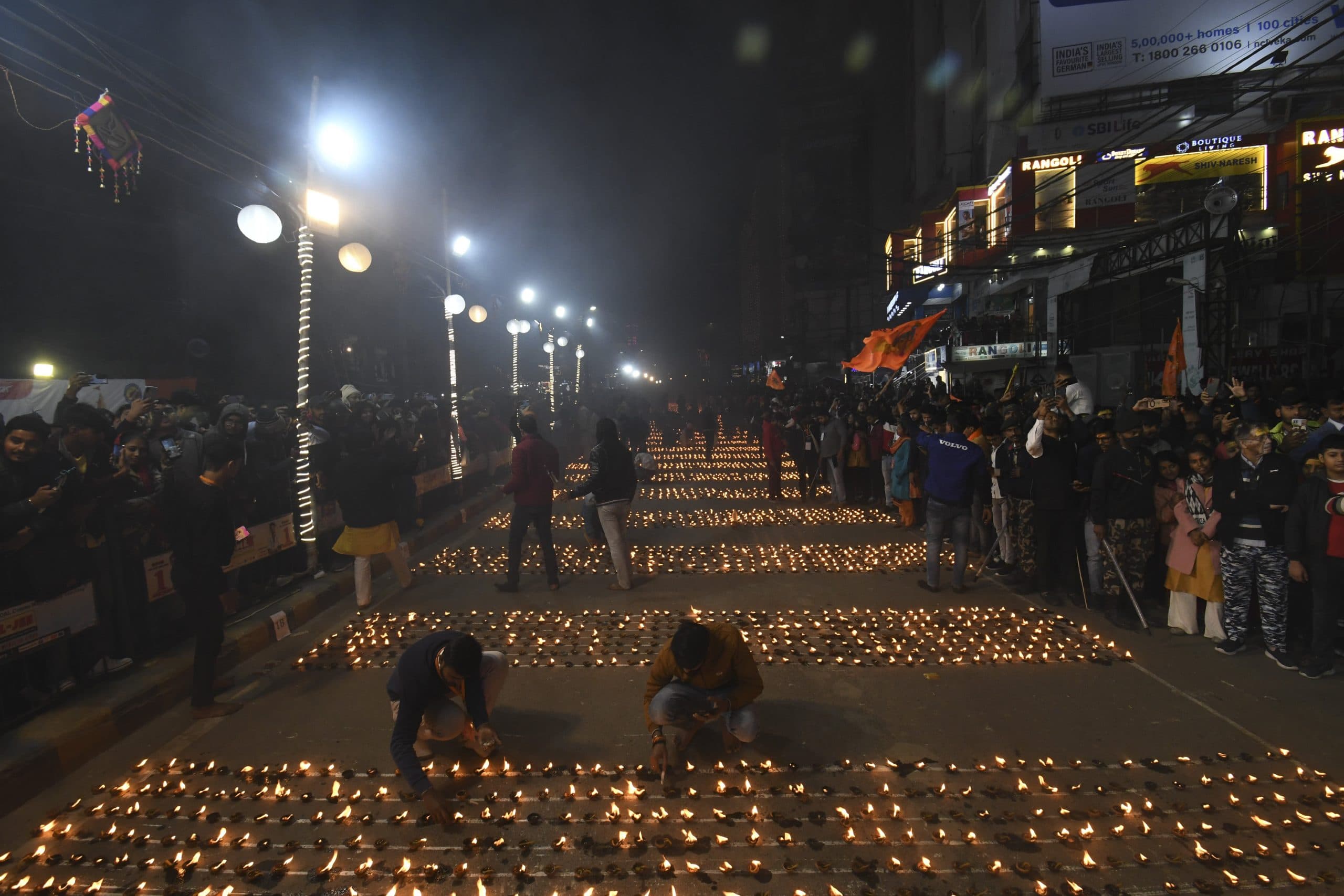 51 हजार दीपों से जगमगाया पटना का डाकबंगला चौराहा, प्राण-प्रतिष्ठा के बाद सड़कों पर उमड़े जनसैलाब की देखें फोटो