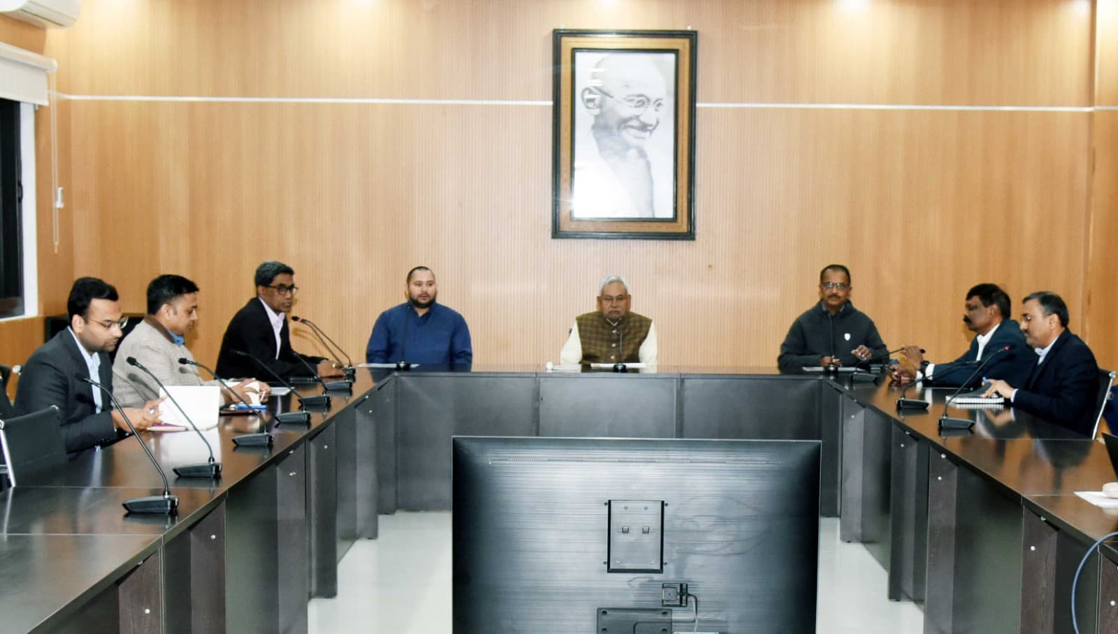 बिहार में मिला कोरोना मरीज तो हरकत में आयी सरकार, नीतीश कुमार व तेजस्वी यादव ने बैठक कर दिये ये निर्देश