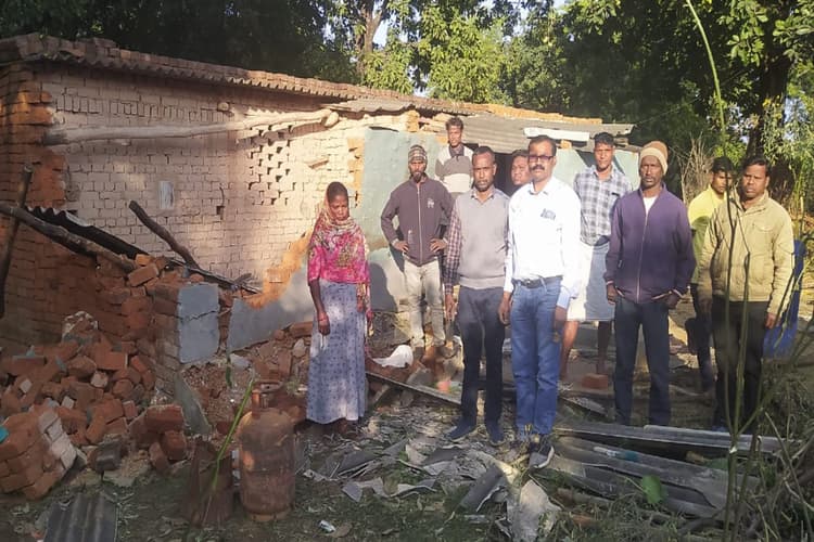 रामगढ़: बदगांव के जंगल पहुंचे गजराज, कई घर तोड़े, फसलों को किया बर्बाद