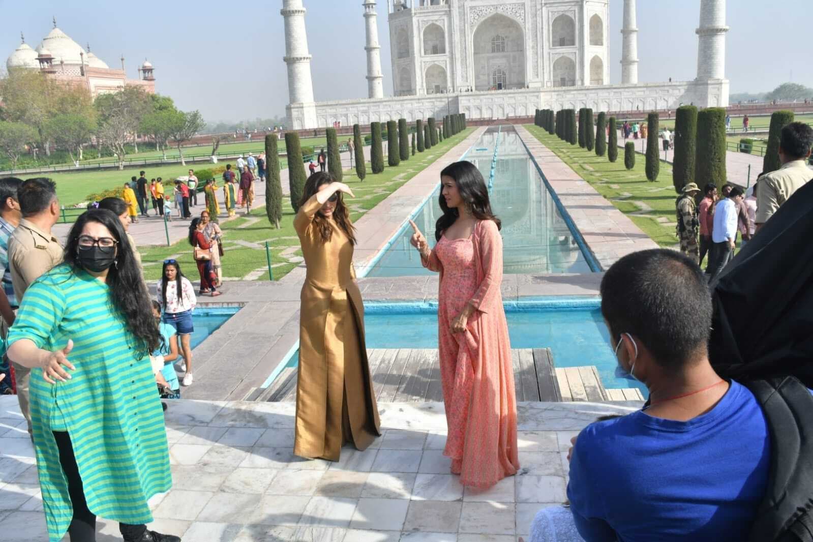 Agra News: ताजमहल का दीदार करने पहुंची अभिनेत्री यामी गौतम और निमरत कौर