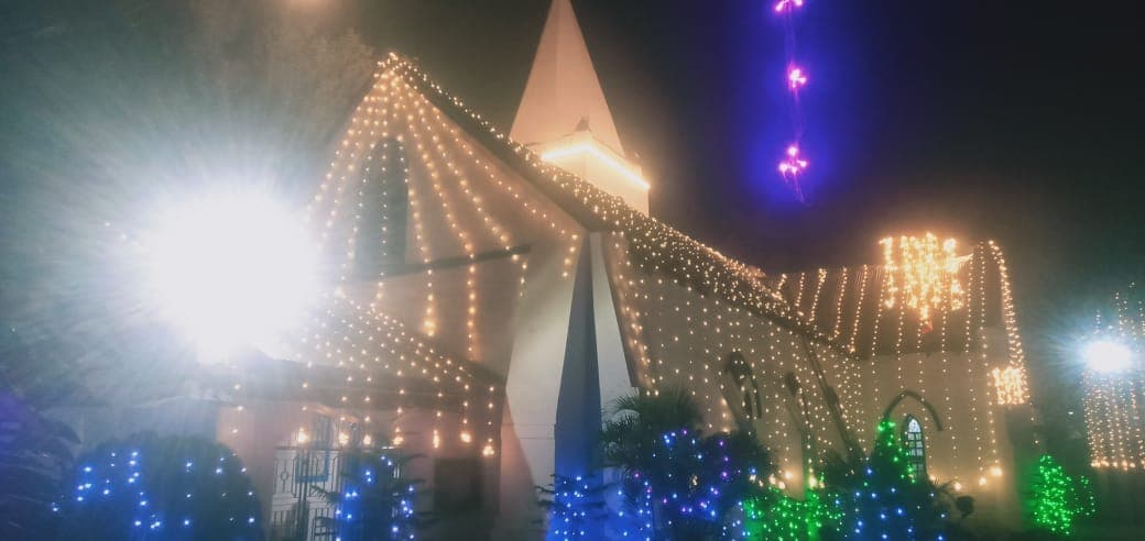 Merry Christmas : प्रभु यीशु के स्वागत में गिरजाघर सज-धज कर तैयार, प्रार्थना सभा आज