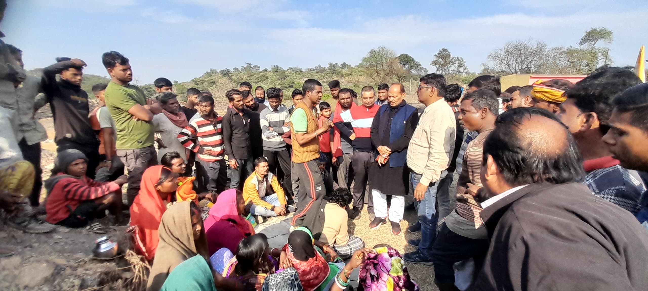 धनबाद : शिफ्टिंग व ट्रेंच कटिंग के आश्वासन पर धरना खत्म, भू-धंसान स्थल की भराई शुरू