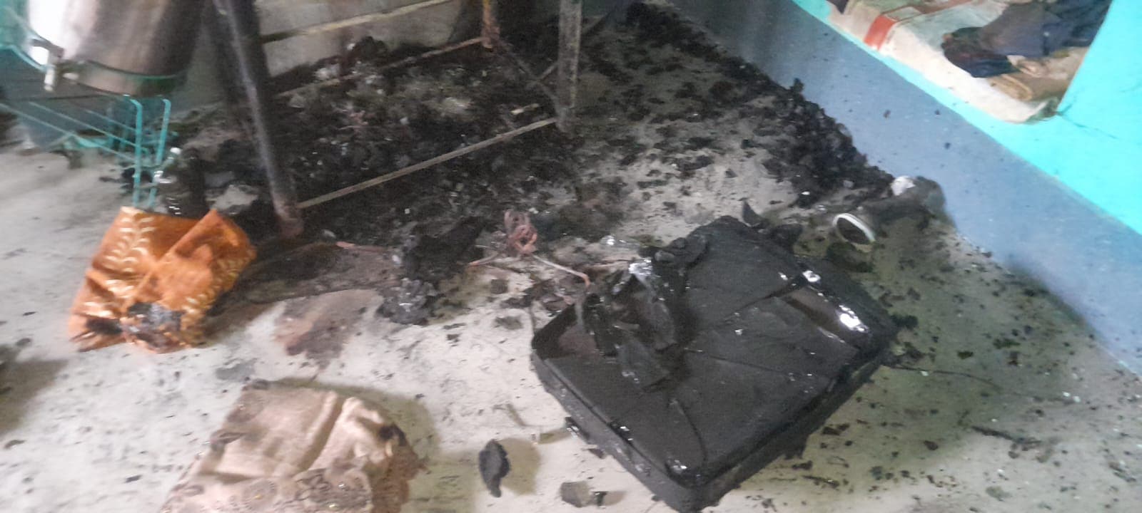 गिरिडीह : शॉर्ट सर्किट से घर में लगी आग, तीन लाख की संपत्ति राख