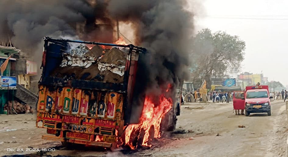 कैमूर में ट्रक की चपेट में आने से बाइक सवार मां-बेटे की मौत, भीड़ ने ट्रक में लगाई आग, तीन घंटे जाम रहा NH 2