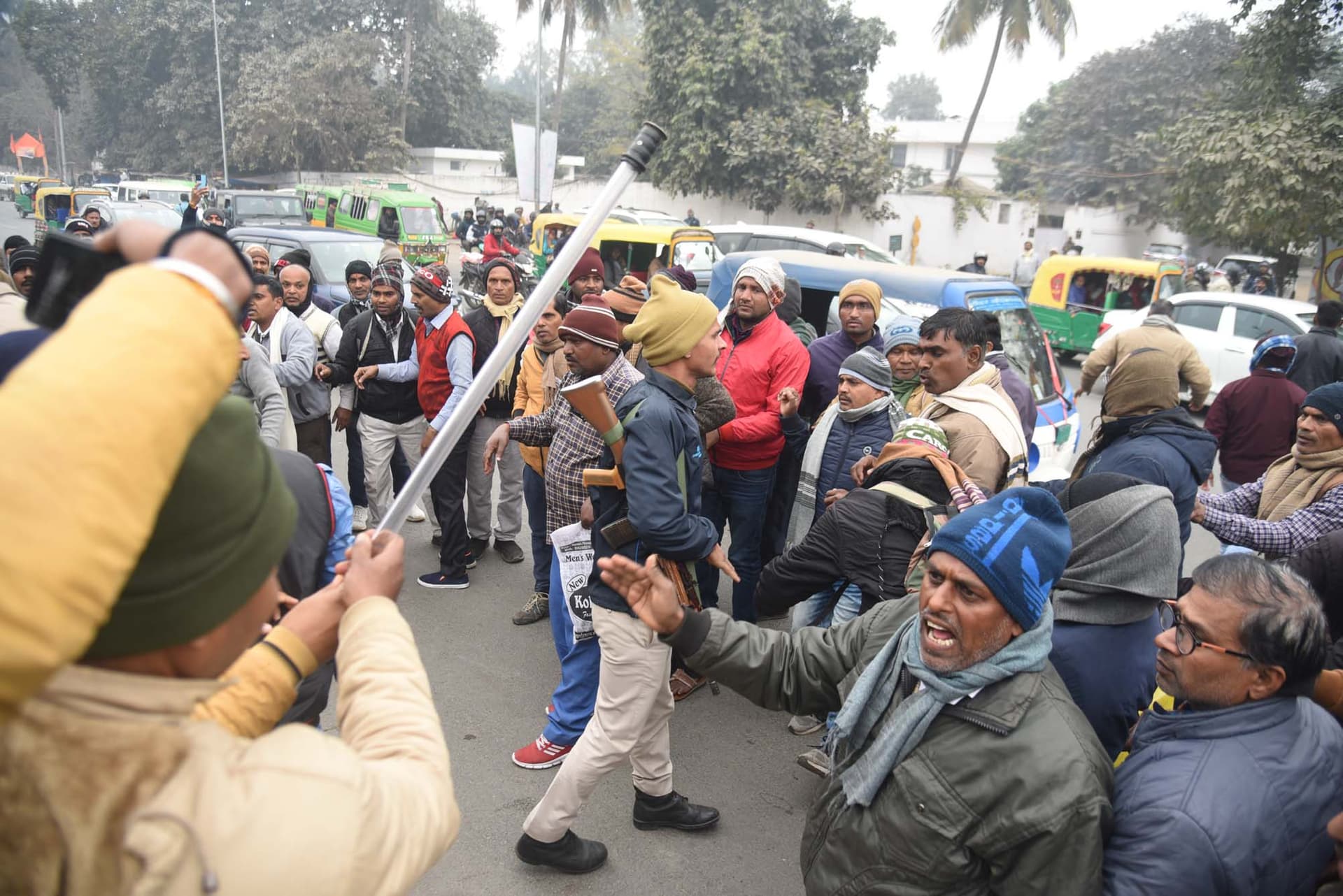 पटना में प्रदर्शन कर रहे डॉक्टरों पर लाठीचार्ज की देखिए PHOTOS, पुलिस ने खदेड़कर बरसाई लाठियां