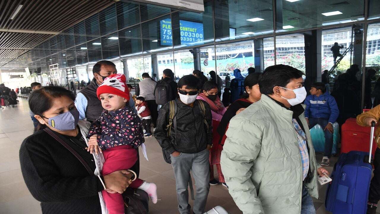 PHOTOS: बिहार के सभी एयरपोर्ट पर कोविड टेस्ट शुरू, सड़कों पर भी मास्क लगाकर निकलने लगे लोग, देखिए तस्वीरें..