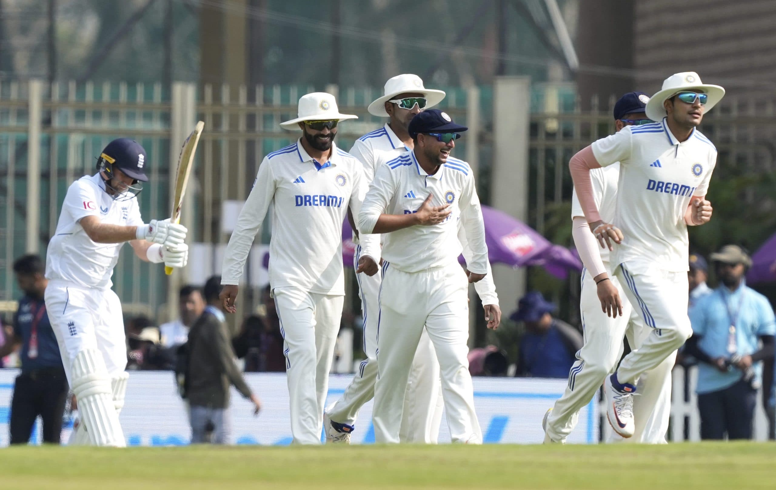 IND vs ENG: भारत ने पहली पारी में इंग्लैंड को 353 रन पर रोका, रवींद्र जडेजा ने चटकाए 4 विकेट