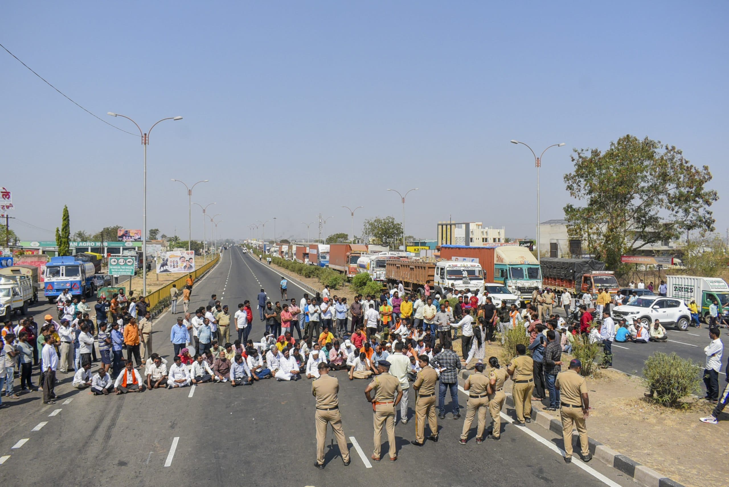 Maratha Reservation: मराठा आरक्षण को लेकर टेंशन में सीएम शिंदे! बस में लगाई गई आग, अंबाद में कर्फ्यू