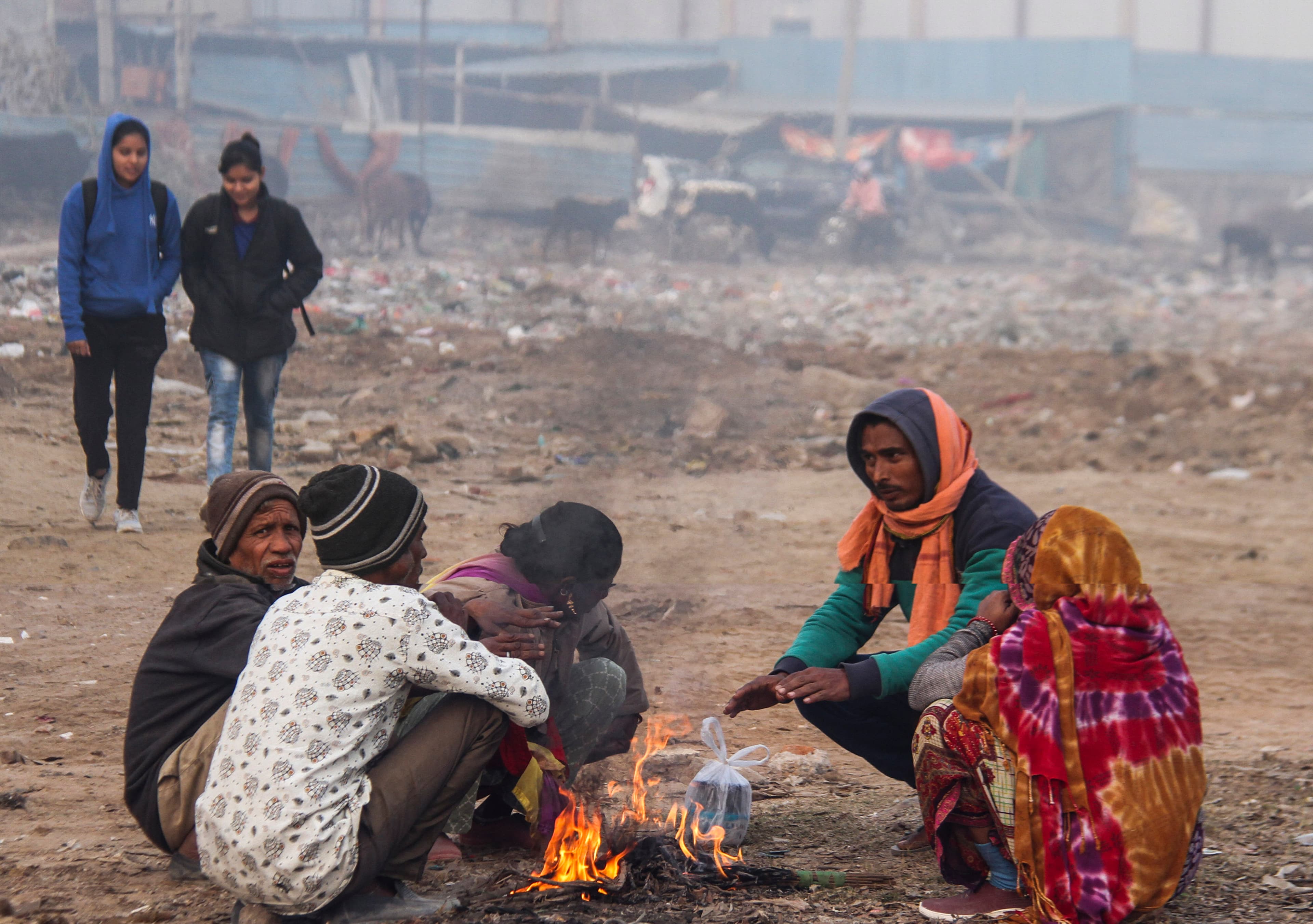 Weather Today: पहाड़ों पर बर्फबारी के बाद बढ़ी ठंड, जानें क्रिसमस में कैसा रहेगा मौसम
