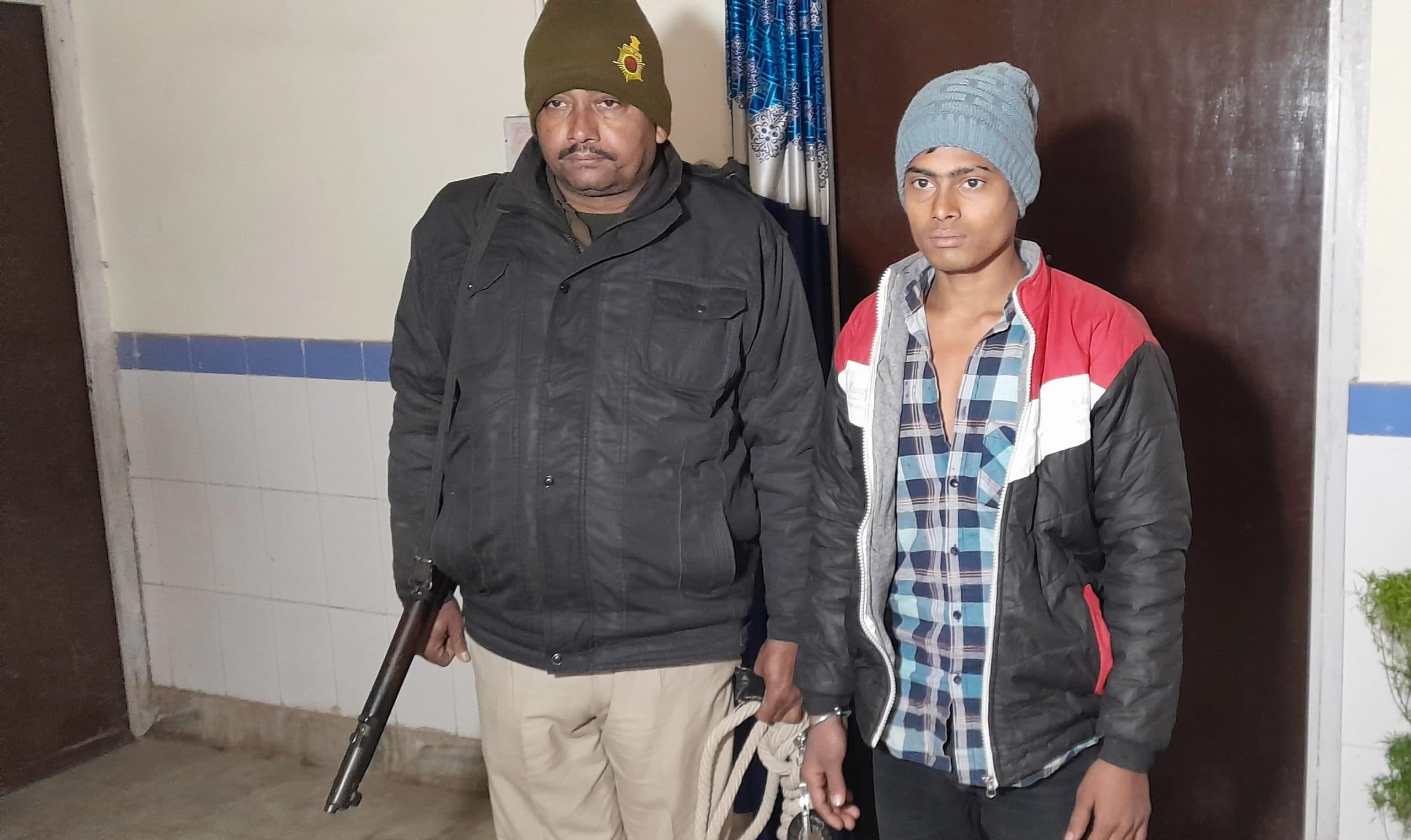 धारदार हथियार लेकर अचानक थाने में घुसा युवक, कहा -मैडम जी मुझे गिरफ्तार कर लीजिए...