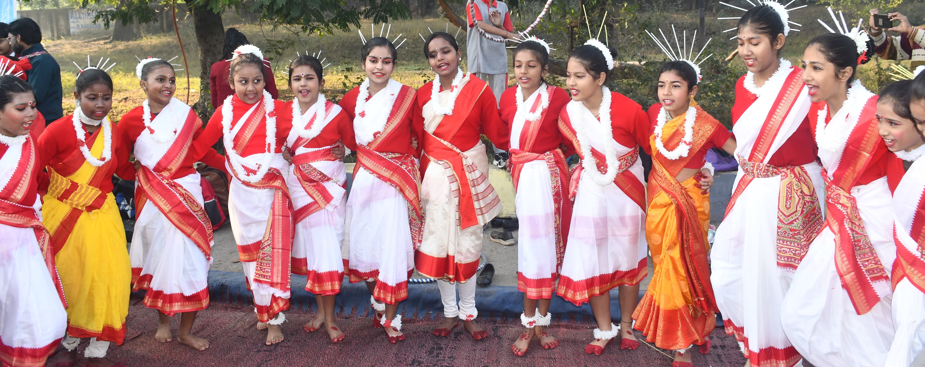 बोकारो : कहीं आदिवासी गीत पर थिरक रही थीं छात्राएं तो कहीं ऑन द स्पॉट पेंटिंग