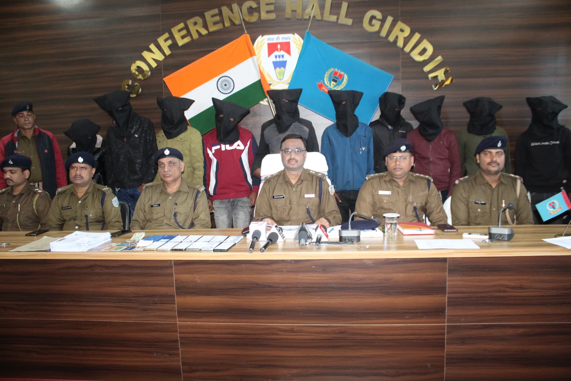 गिरिडीह : फर्जी बैंक अधिकारी बनकर ठगी करनेवाले 10 अपराधी पकड़ाये