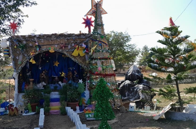 मेरी क्रिसमस : जिंगल बेल गाने से गूंज उठा इलाका, झूम उठे लोग