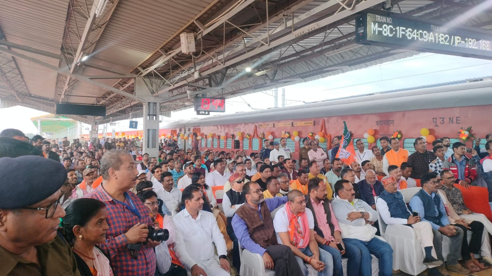 Train News: गोड्डा-गोमतीनगर ट्रेन को सांसद ने दिखाई हरी झंडी, भागलपुर के लोगों को भी होगा फायदा