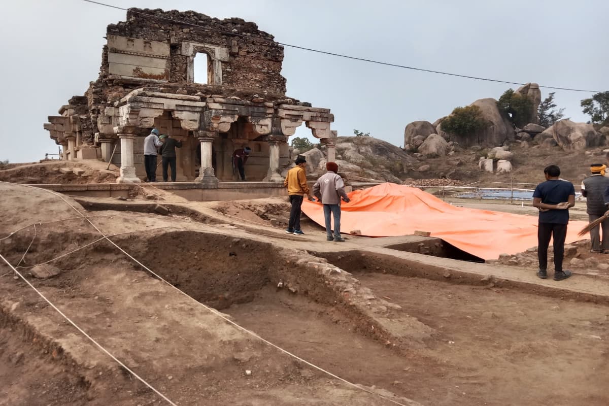 गुमला: जगरनाथ मंदिर के नीचे दबा हुआ है मंदिर का बड़ा हिस्सा, 355 साल पुराने धरोहर में छिपे हैं कई इतिहास