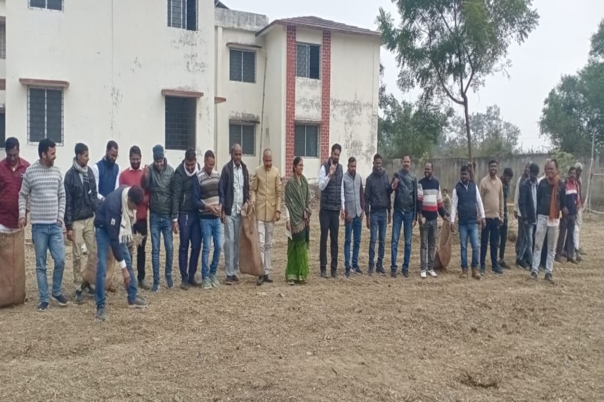 पलामू: प्रखंड सह अंचल कार्यालय परिसर में चला स्वच्छता अभियान