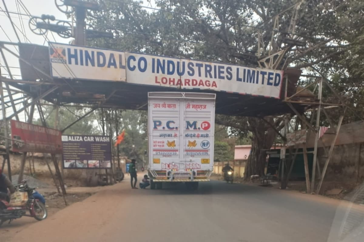 लोहरदगा: रोपवे बना परेशानी का सबब, लगातार फंस रहे हैं बड़े वाहन