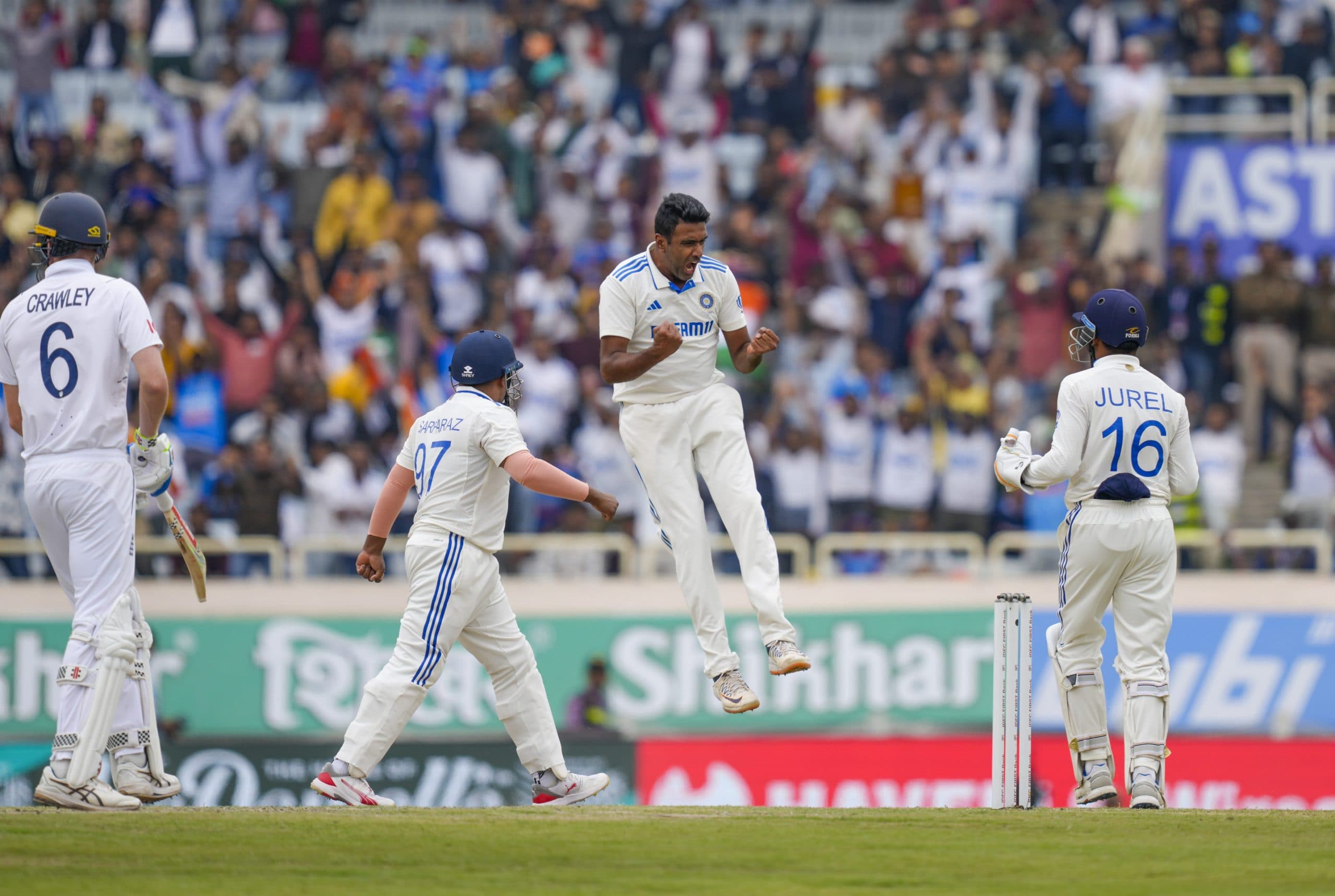 Ind Vs Eng Ranchi Test: इंग्लैंड की आधी से ज्यादा टीम पवेलियन लौटी, भारतीय गेंदबाजों का जलवा बरकरार