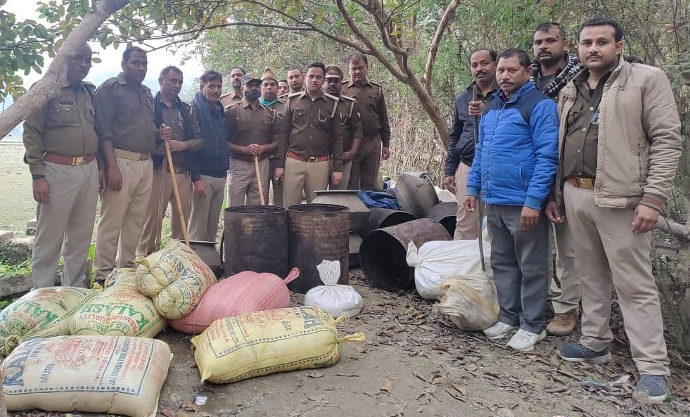 Gorakhpur News: सीएम योगी के गोरखपुर में अवैध शराब का धंधा, पुलिस के एक्शन के बावजूद बदमाशों के हौसले बुलंद