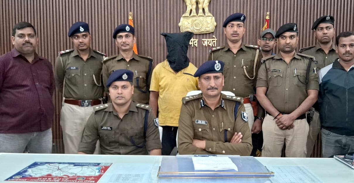 Bihar News: बैंक डकैती में शामिल अपराधियों और पुलिस के बीच ताबड़तोड़ फायरिंग, दो गिरफ्तार