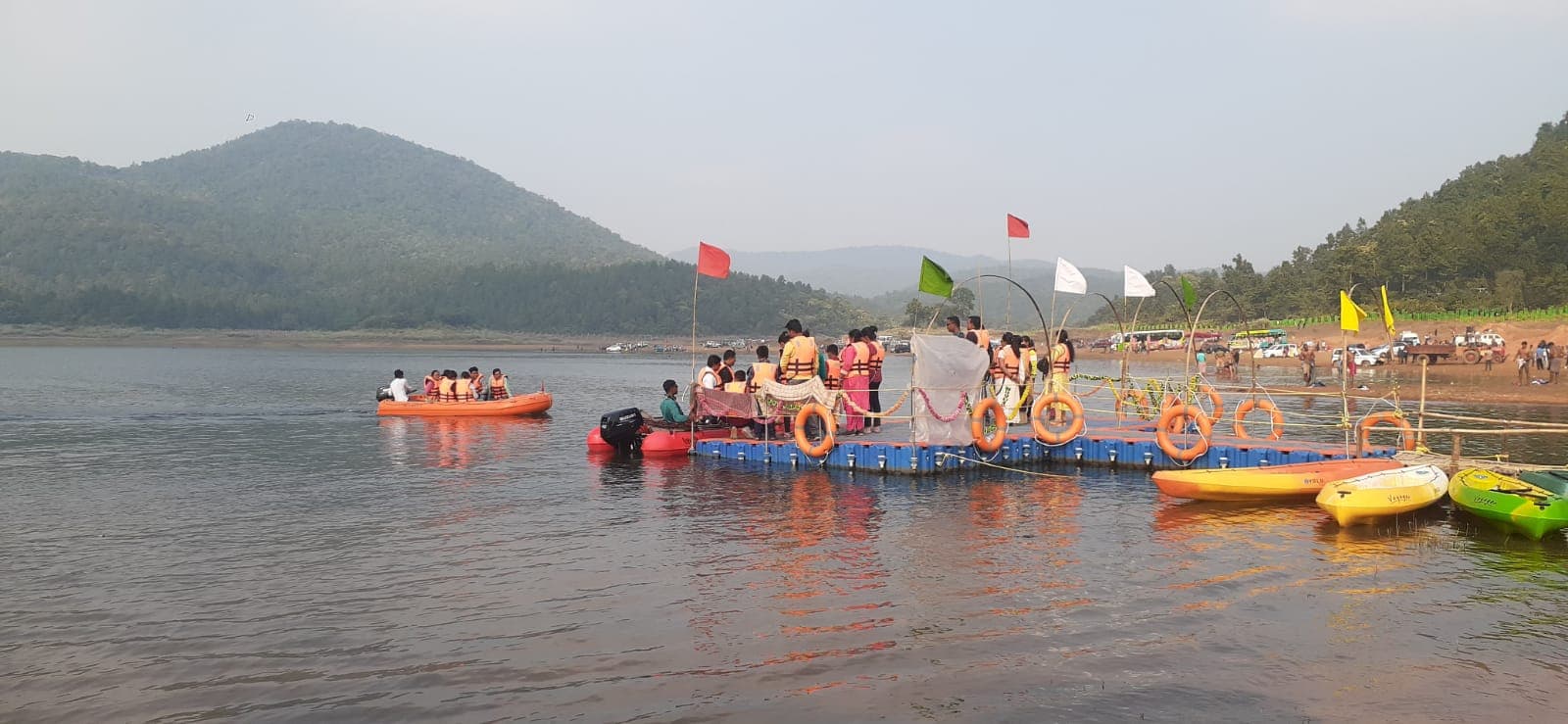 पूर्वी सिंहभूम : क्रिसमस पर पर्यटकों से गुलजार रहा बुरुडीह डैम, नौका विहार को लगी कतार