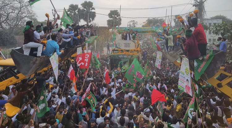 तेजस्वी की Jan Vishwas Yatra में जेसीबी से बरसाए गए फूल, तेज प्रताप बोले-हस्तिनापुर की गद्दी पर अर्जुन को बिठाना है