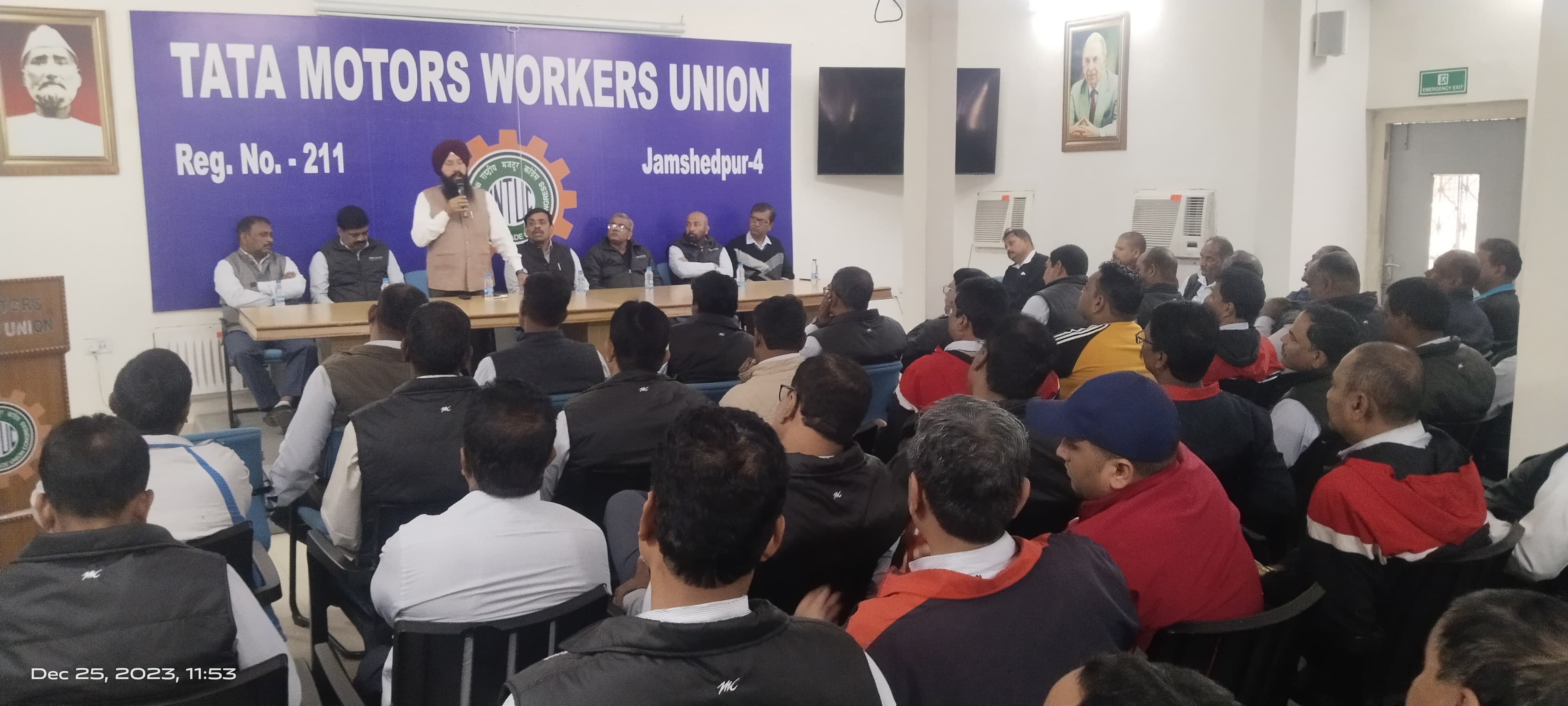 जमशेदपुर : टाटा मोटर्स बोर्ड के अधिकारियों से मिलने पुणे गये यूनियन अध्यक्ष-महामंत्री